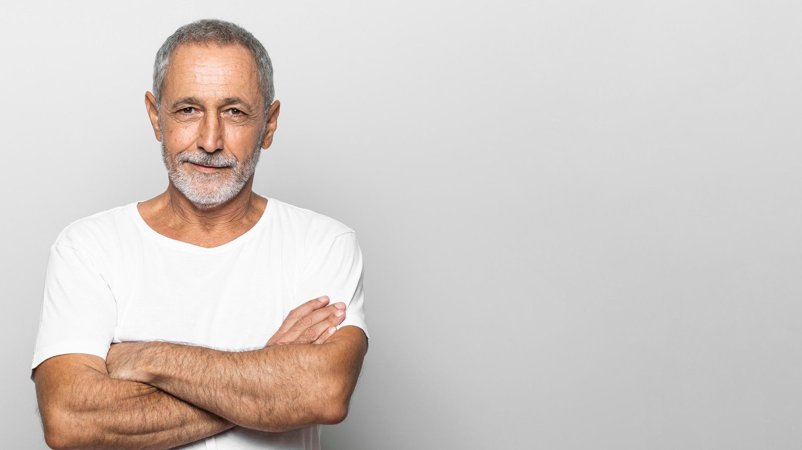 homem-senior-de-tiro-medio-com-bracos-cruzados