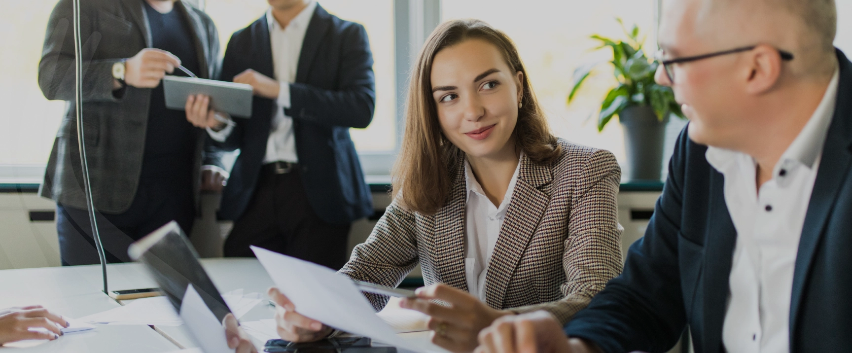 Funcionários sentados conversando