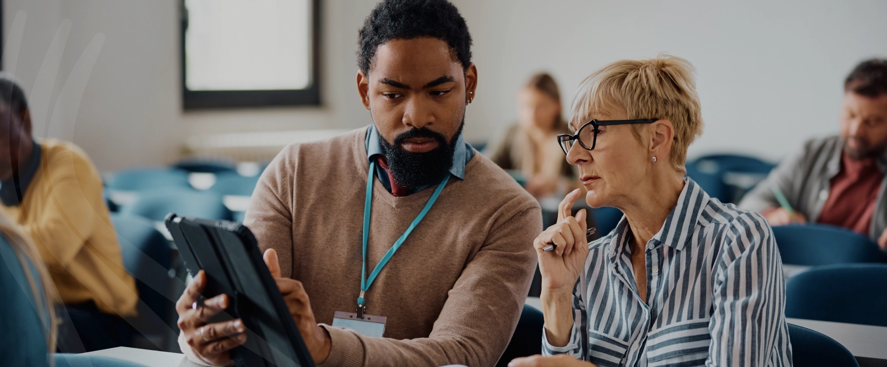 Funcionários sentados mexendo no tablet