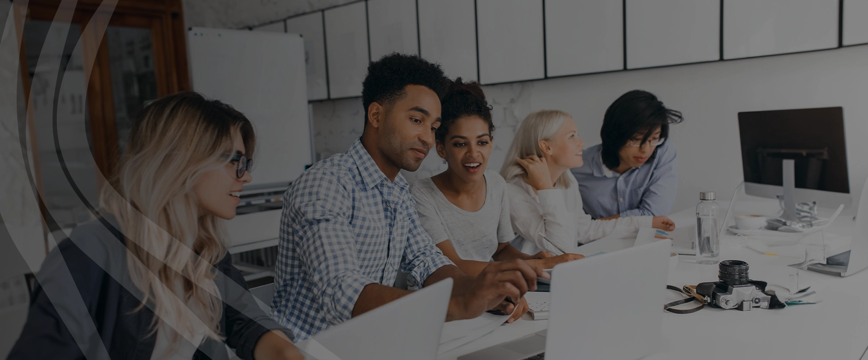 Funcionários mexendo no notebook